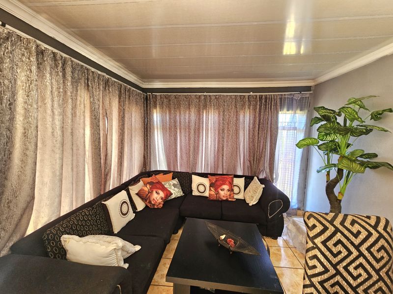 Spacious 5-Bedroom Home for Sale in , Louis Trichardt - Photo 4