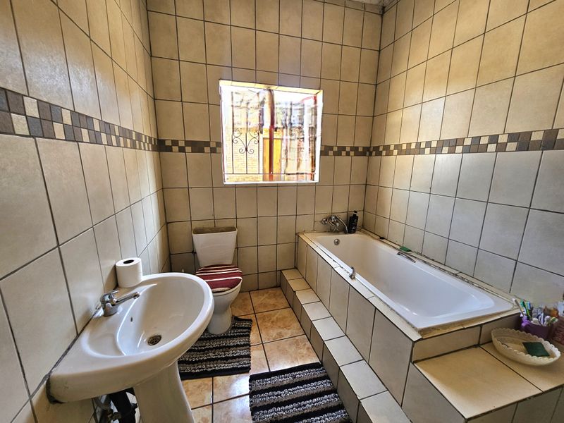 Spacious 5-Bedroom Home for Sale in , Louis Trichardt - Photo 10