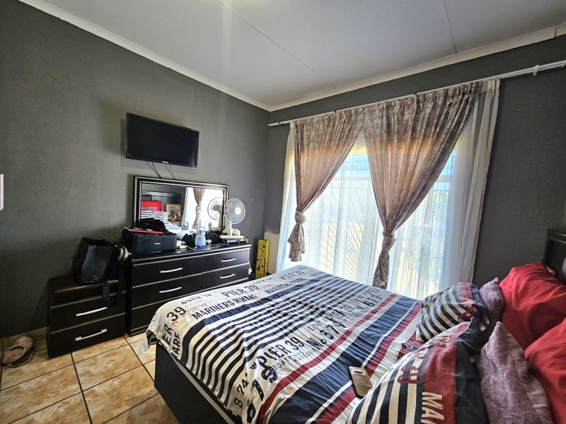 Spacious 5-Bedroom Home for Sale in , Louis Trichardt - Photo 9