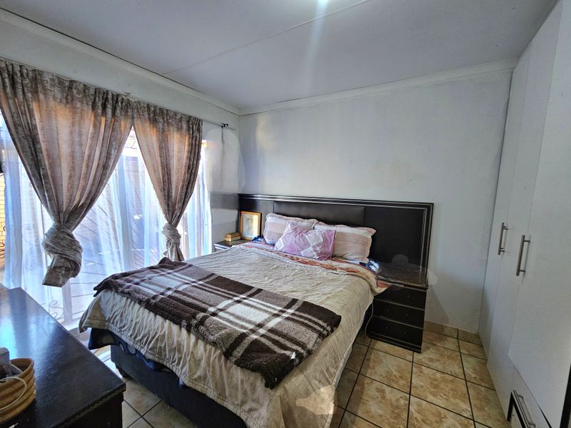 Spacious 5-Bedroom Home for Sale in , Louis Trichardt - Photo 8