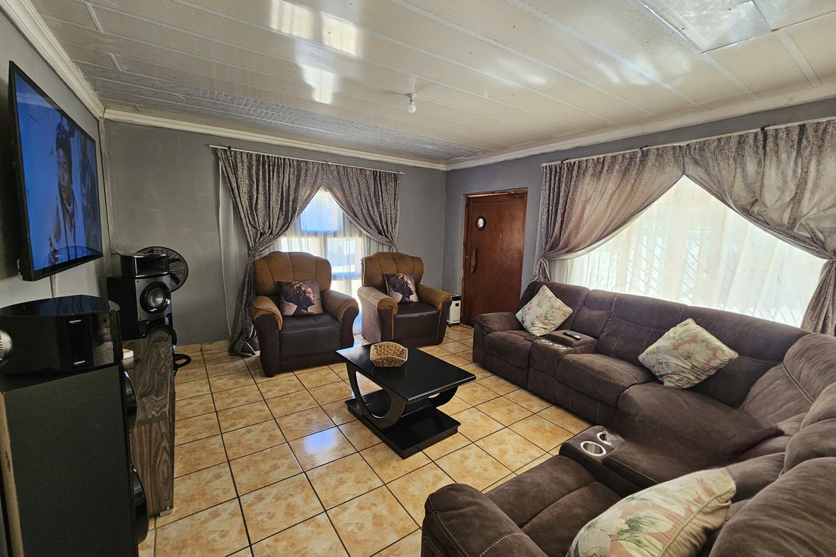 Spacious 5-Bedroom Home for Sale in , Louis Trichardt - Photo 3