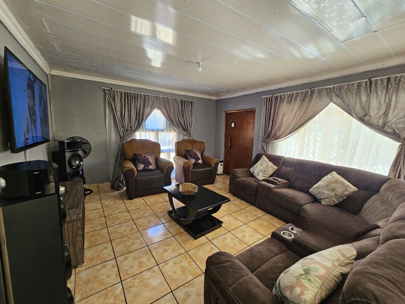 Spacious 5-Bedroom Home for Sale in , Louis Trichardt - Photo 3
