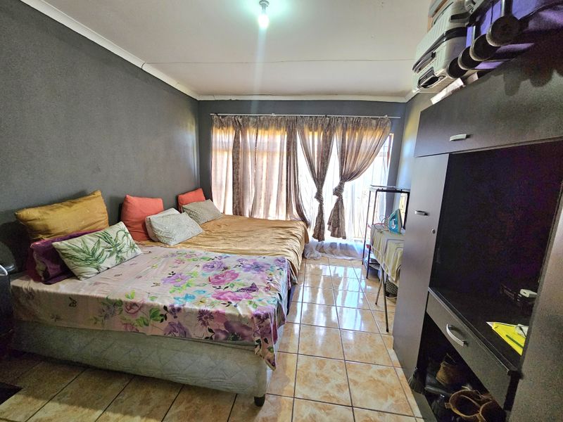 Spacious 5-Bedroom Home for Sale in , Louis Trichardt - Photo 7