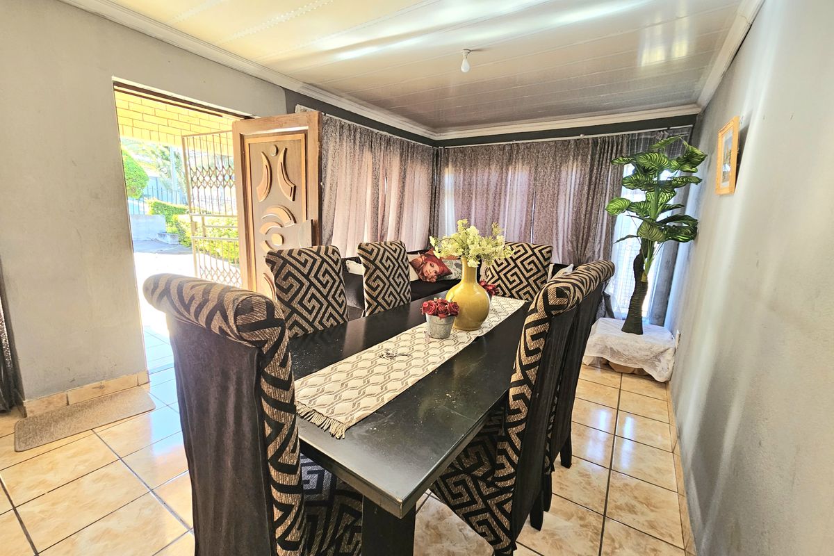 Spacious 5-Bedroom Home for Sale in , Louis Trichardt - Photo 2