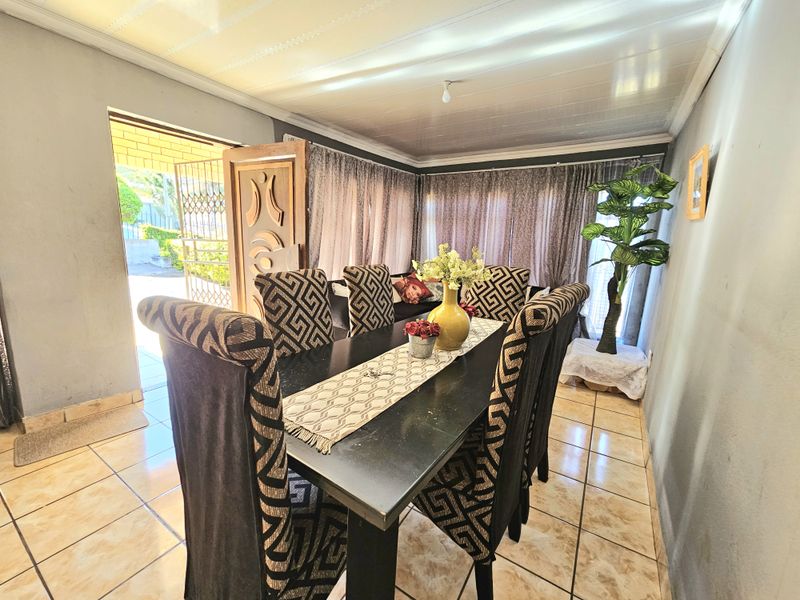Spacious 5-Bedroom Home for Sale in , Louis Trichardt - Photo 2