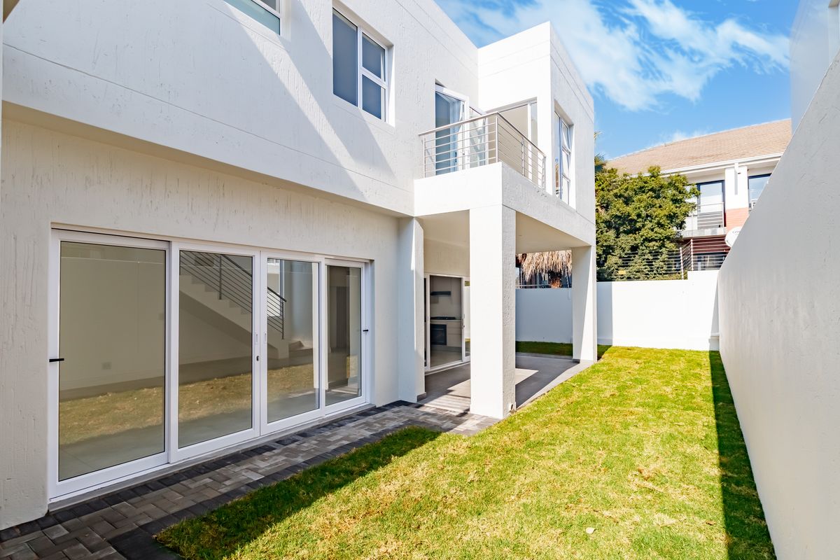 Stunnig home in Sandton with modern design and prime location - Photo 2