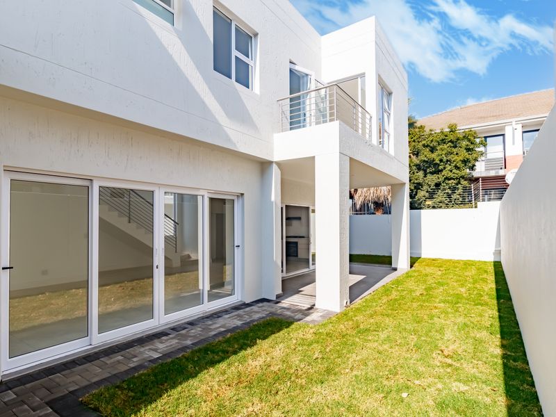 Stunnig home in Sandton with modern design and prime location - Photo 2