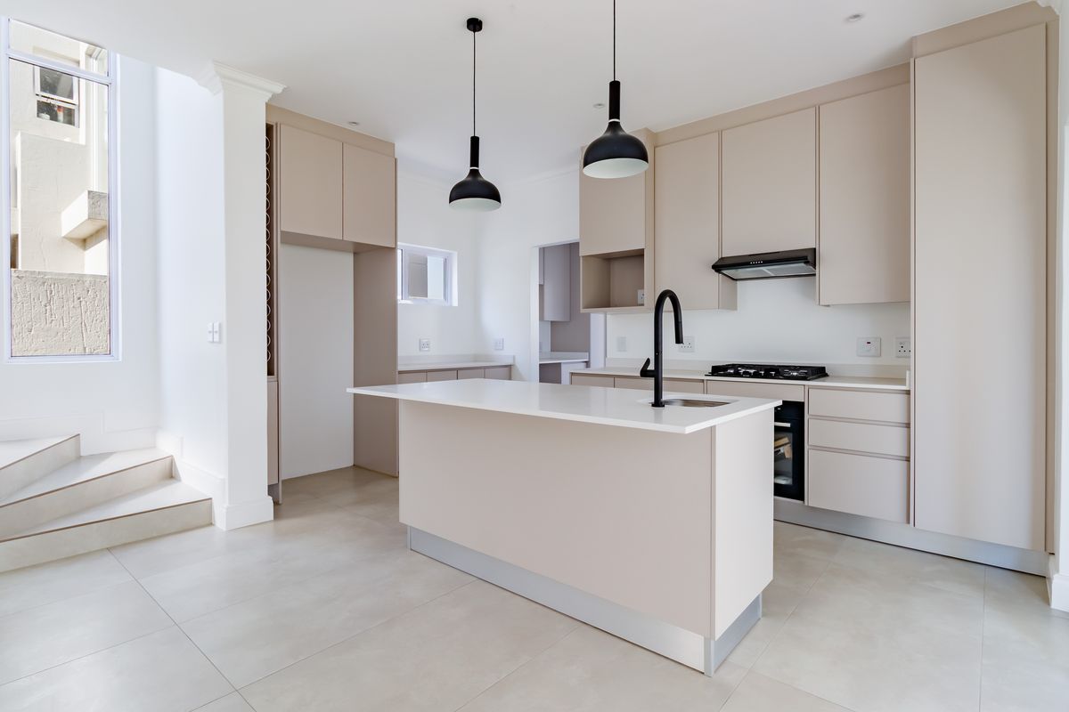 Stunnig home in Sandton with modern design and prime location - Photo 5