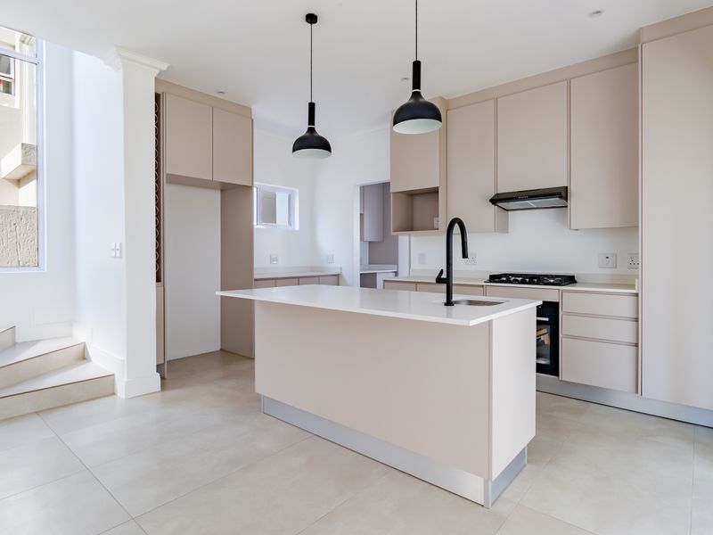 Stunnig home in Sandton with modern design and prime location - Photo 5