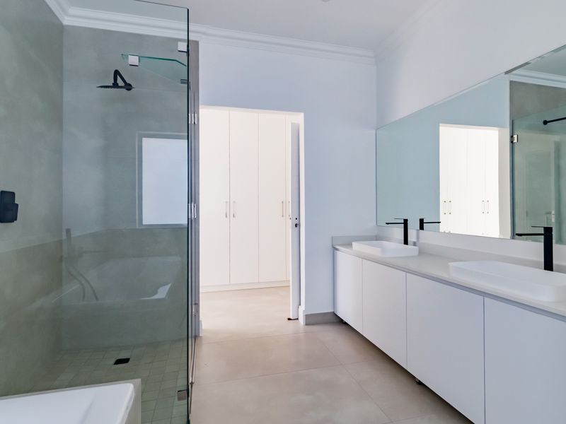Stunnig home in Sandton with modern design and prime location - Photo 10
