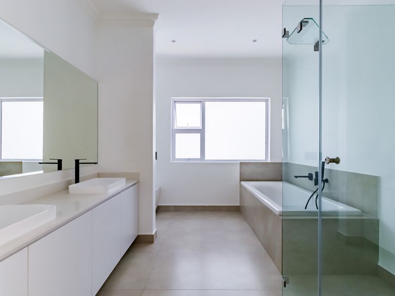 Stunnig home in Sandton with modern design and prime location - Photo 9