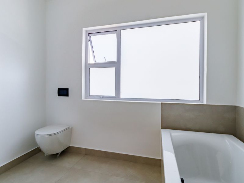 Stunnig home in Sandton with modern design and prime location - Photo 10