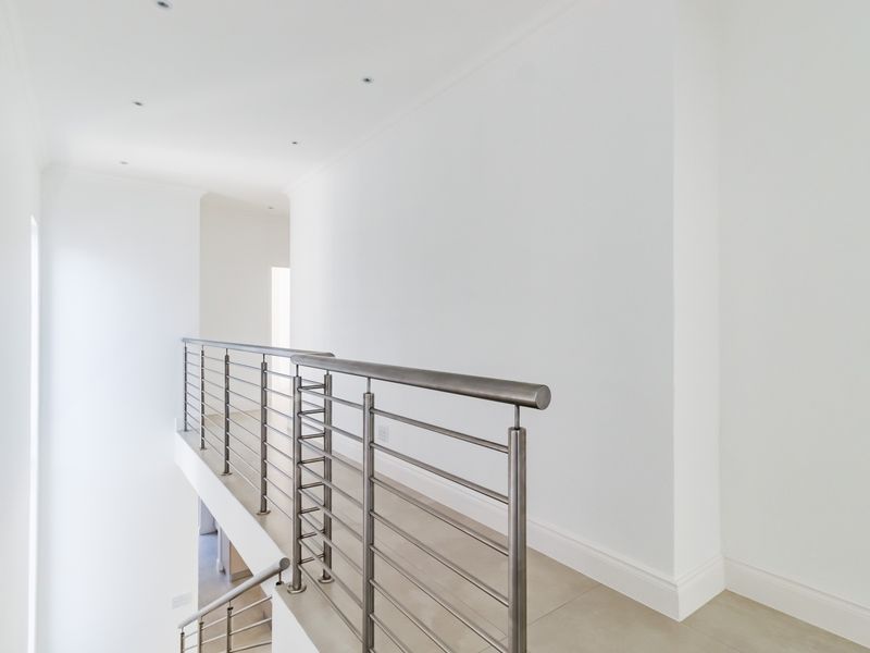 Stunnig home in Sandton with modern design and prime location - Photo 8