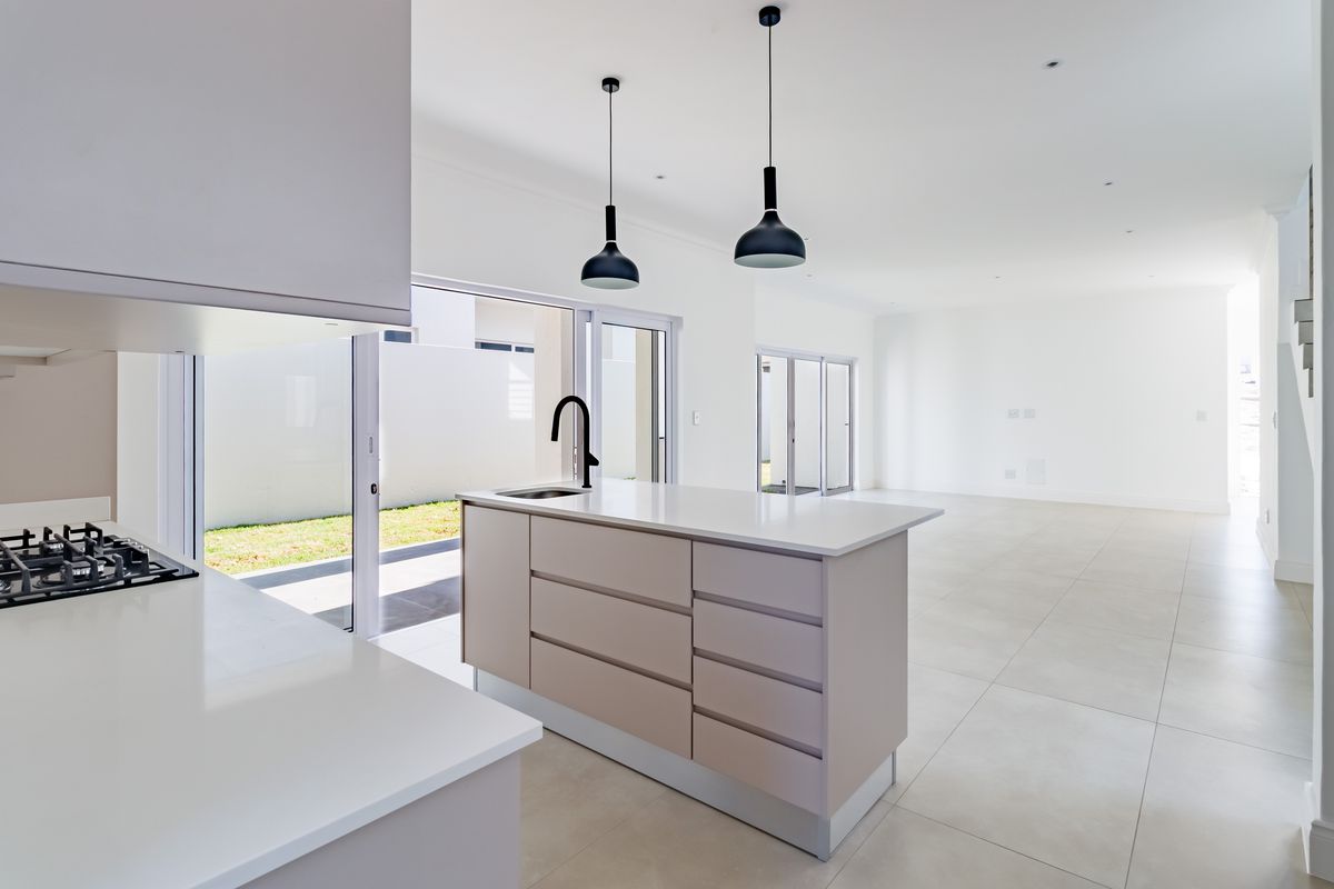 Stunnig home in Sandton with modern design and prime location - Photo 5