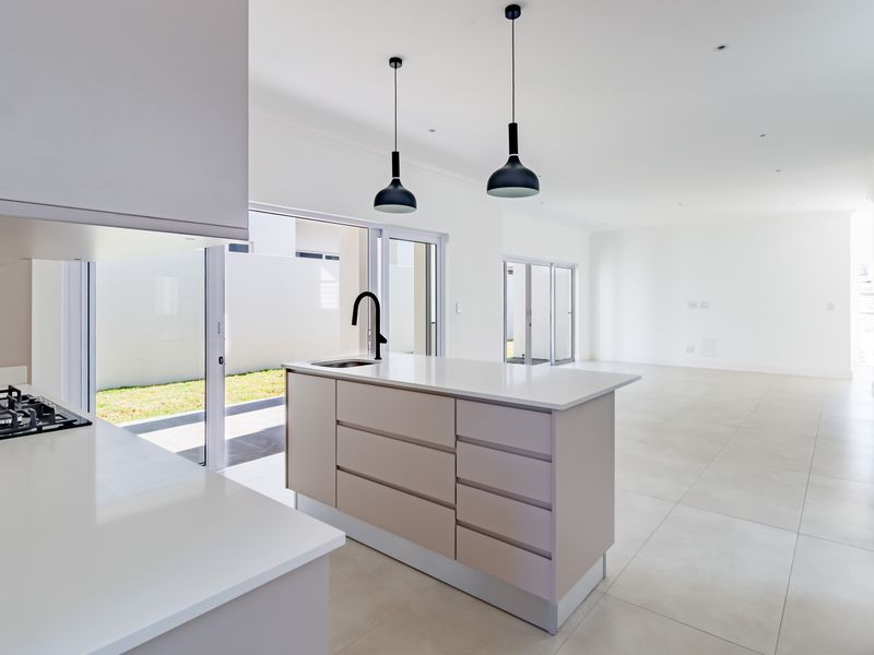 Stunnig home in Sandton with modern design and prime location - Photo 6