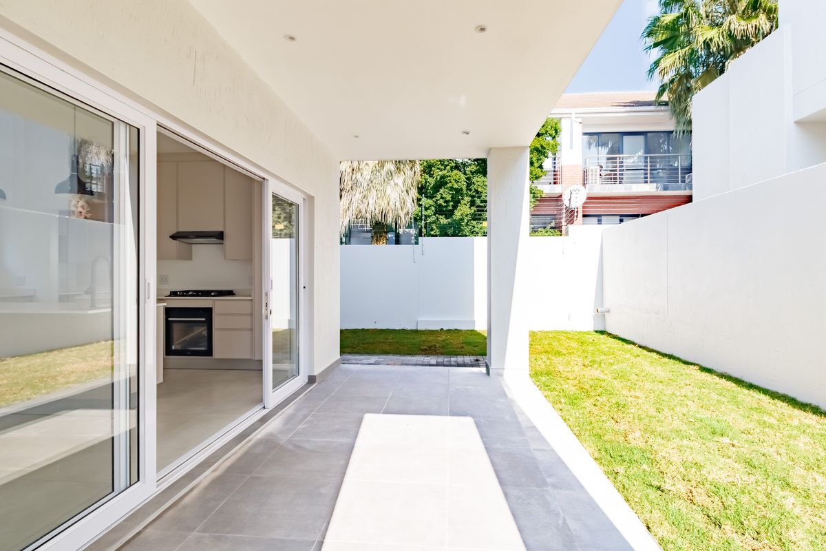 Stunnig home in Sandton with modern design and prime location - Photo 3