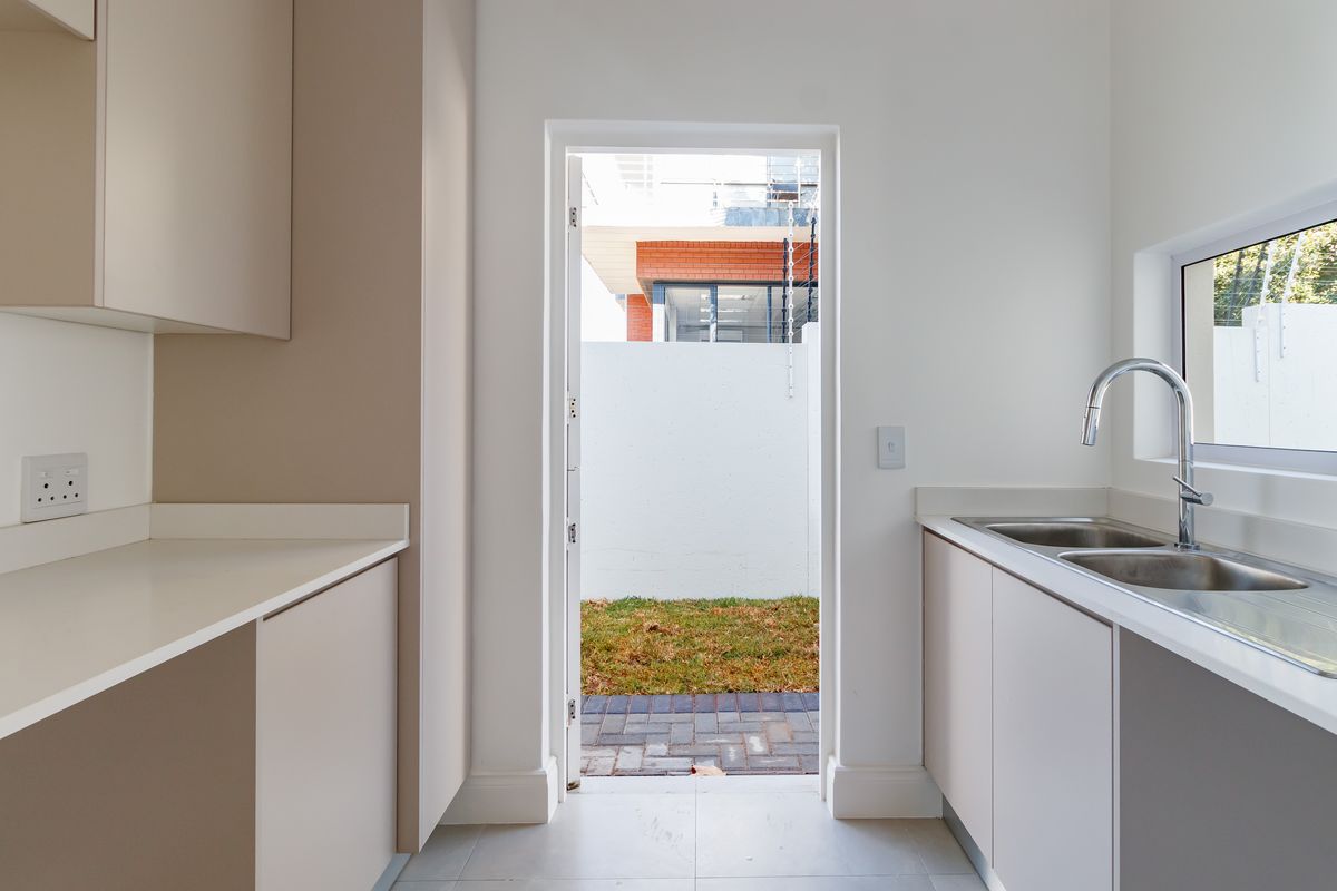 Stunnig home in Sandton with modern design and prime location - Photo 4