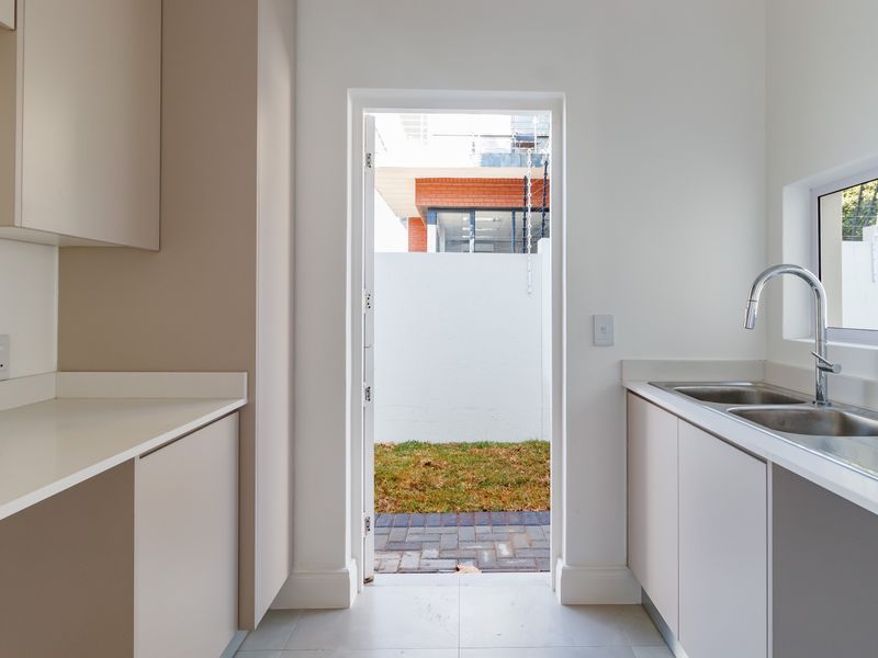 Stunnig home in Sandton with modern design and prime location - Photo 4