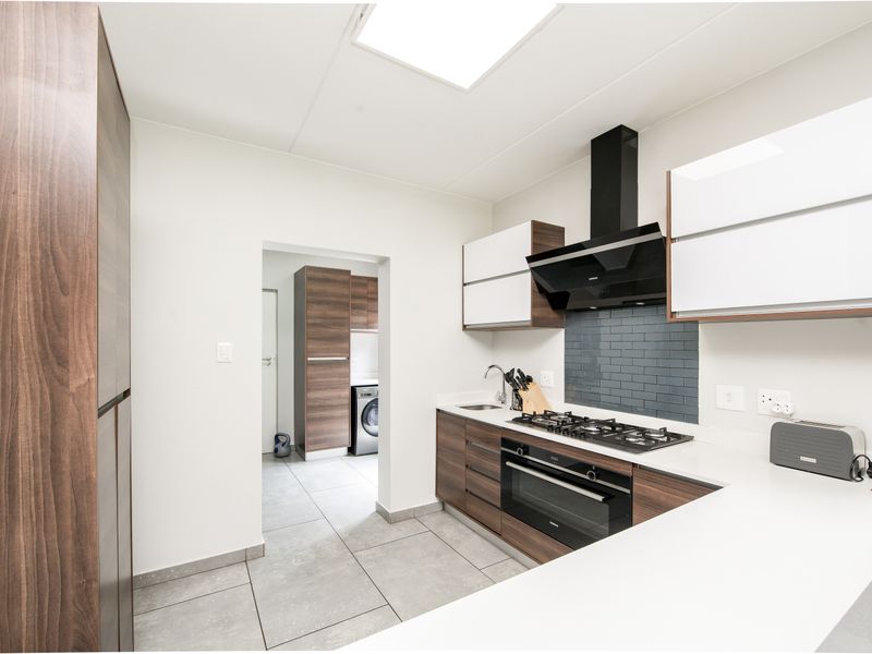 Modern 4 Bedroom house for sale in Crowthorne, The Hutton Estate - Photo 3