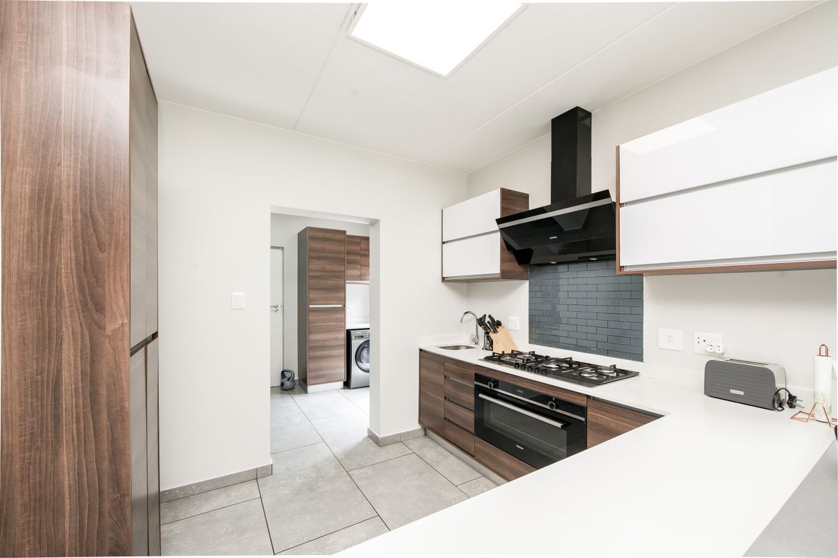 Modern 4 Bedroom house for sale in Crowthorne, The Hutton Estate - Photo 3