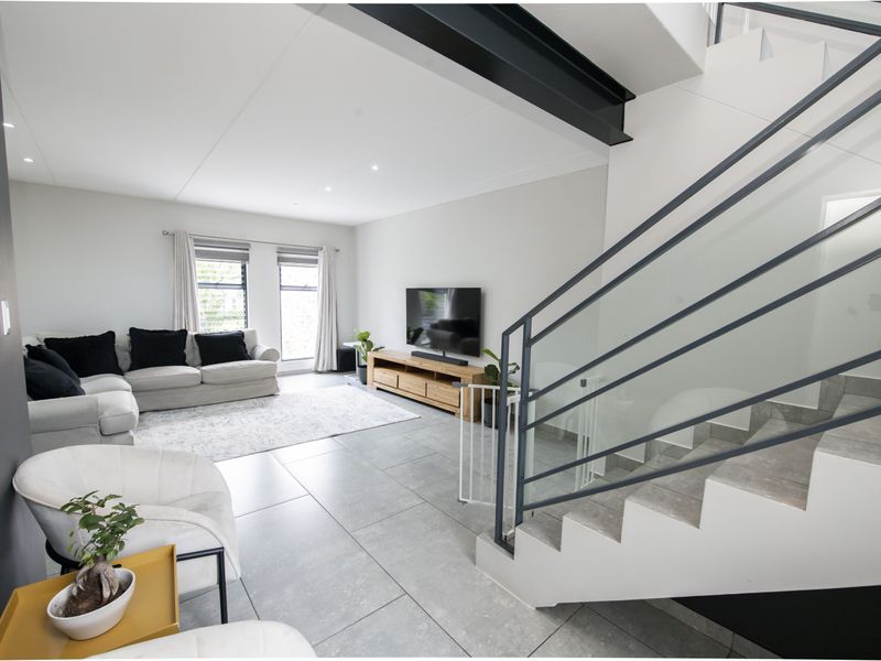 Modern 4 Bedroom house for sale in Crowthorne, The Hutton Estate - Photo 8