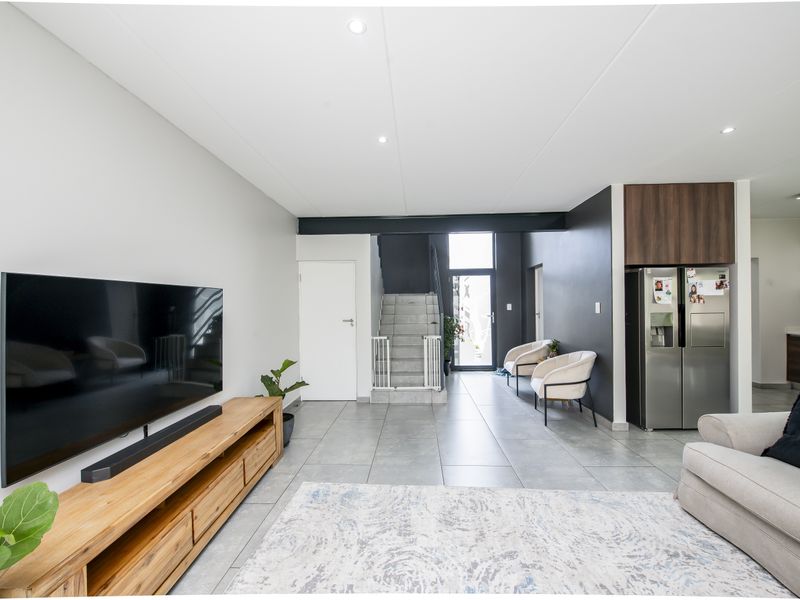 Modern 4 Bedroom house for sale in Crowthorne, The Hutton Estate - Photo 7