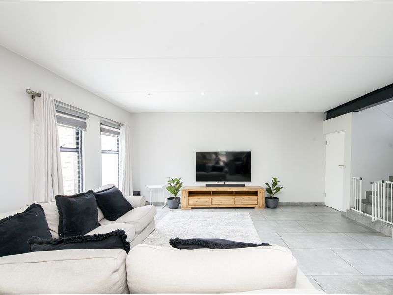 Modern 4 Bedroom house for sale in Crowthorne, The Hutton Estate - Photo 6