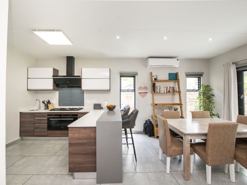 Modern 4 Bedroom house for sale in Crowthorne, The Hutton Estate - Photo 4