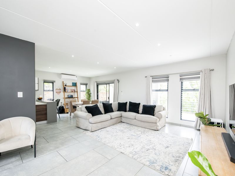 Modern 4 Bedroom house for sale in Crowthorne, The Hutton Estate - Photo 5