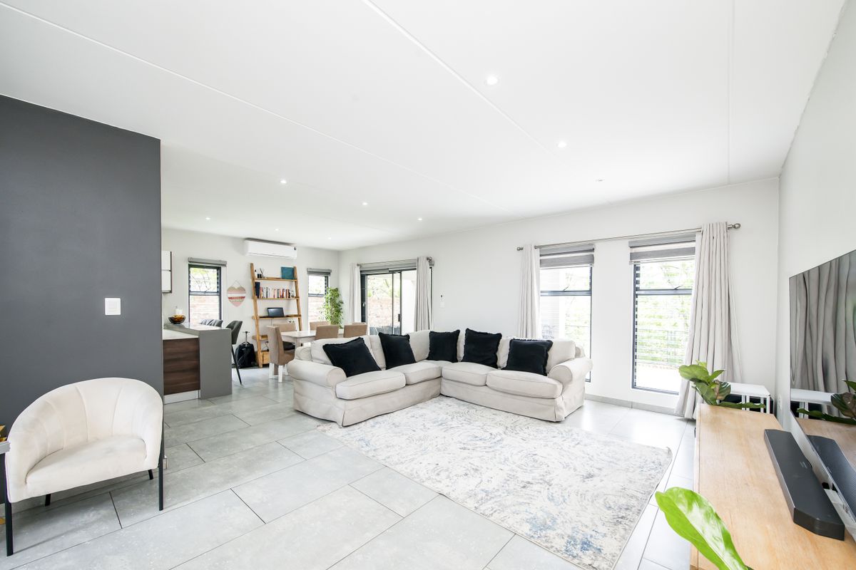 Modern 4 Bedroom house for sale in Crowthorne, The Hutton Estate - Photo 5