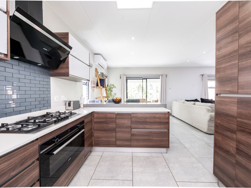 Modern 4 Bedroom house for sale in Crowthorne, The Hutton Estate - Photo 2