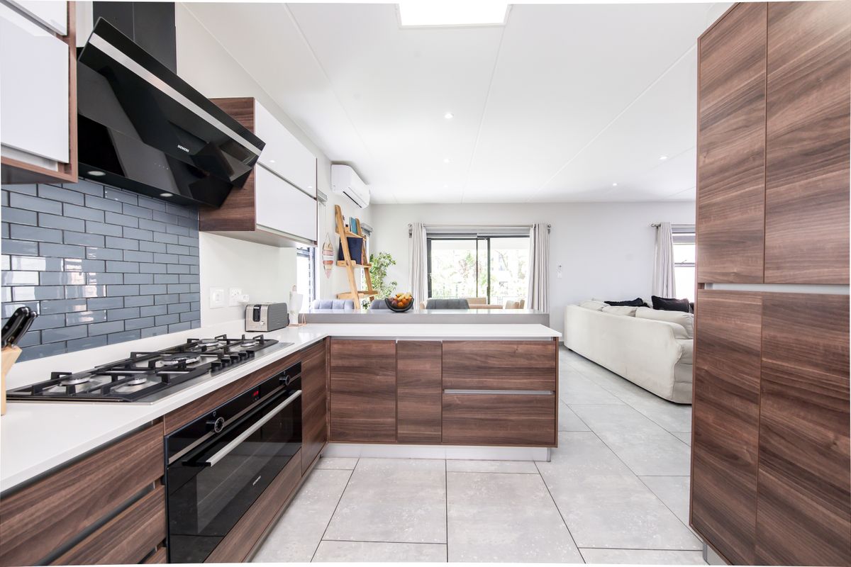 Modern 4 Bedroom house for sale in Crowthorne, The Hutton Estate - Photo 2