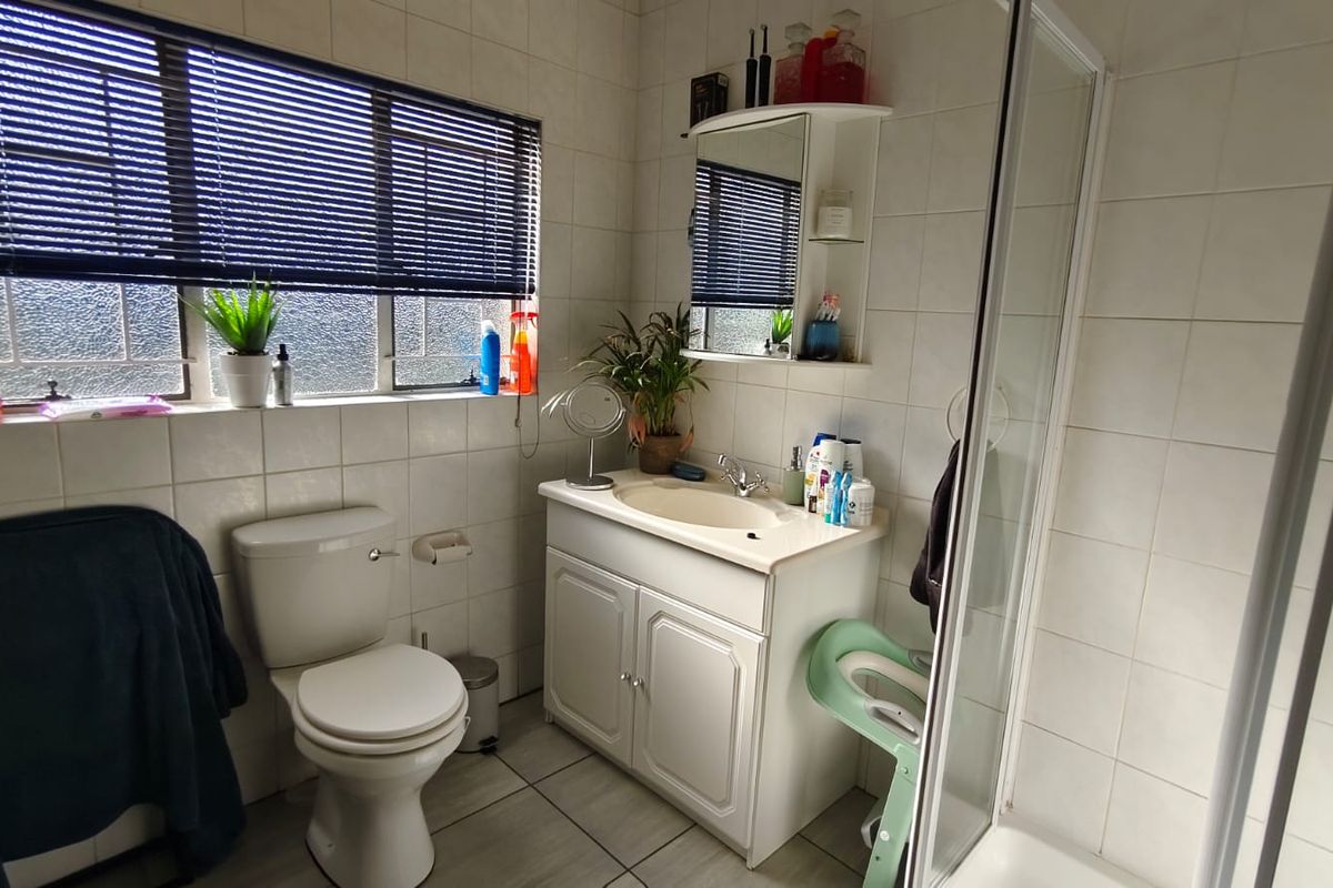 Well maintained Famiy Home - Photo 4