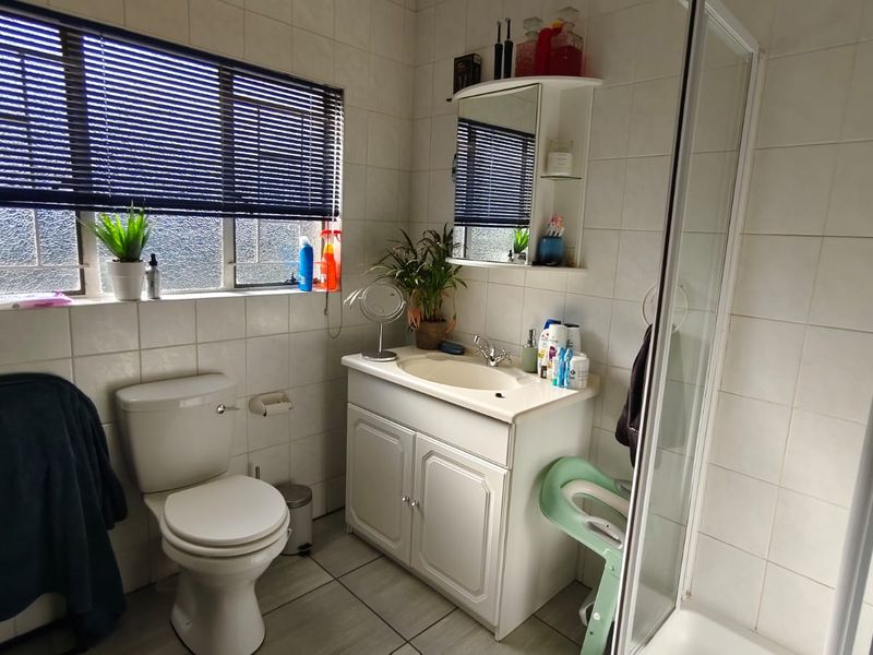 Well maintained Famiy Home - Photo 4