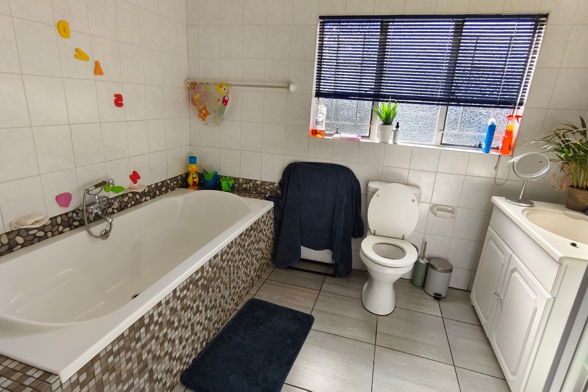 Well maintained Famiy Home - Photo 5