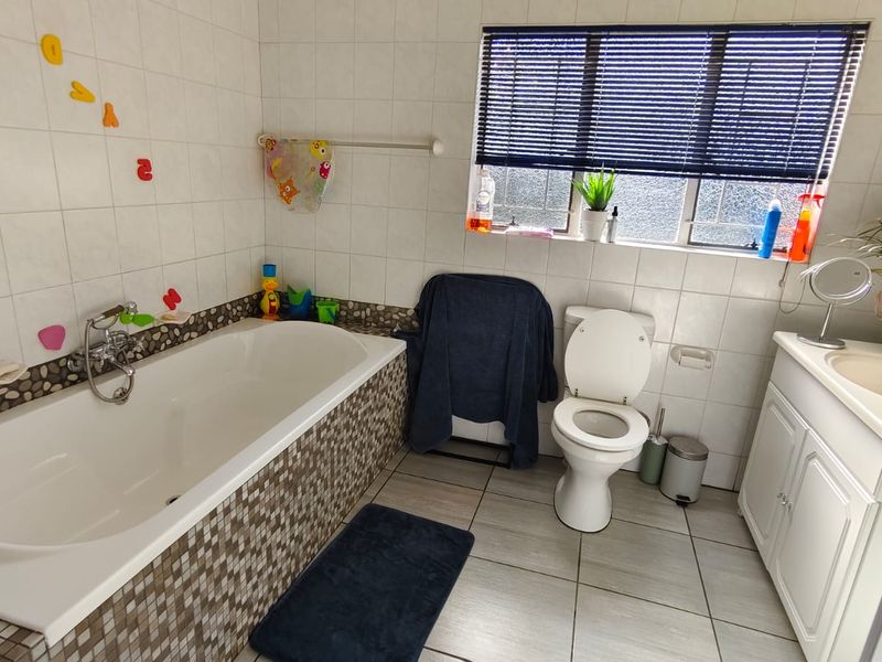 Well maintained Famiy Home - Photo 5