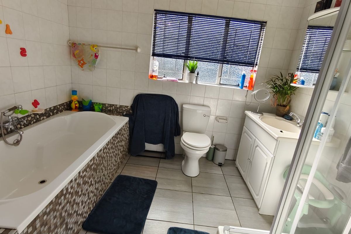 Well maintained Famiy Home - Photo 3