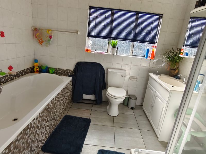 Well maintained Famiy Home - Photo 3