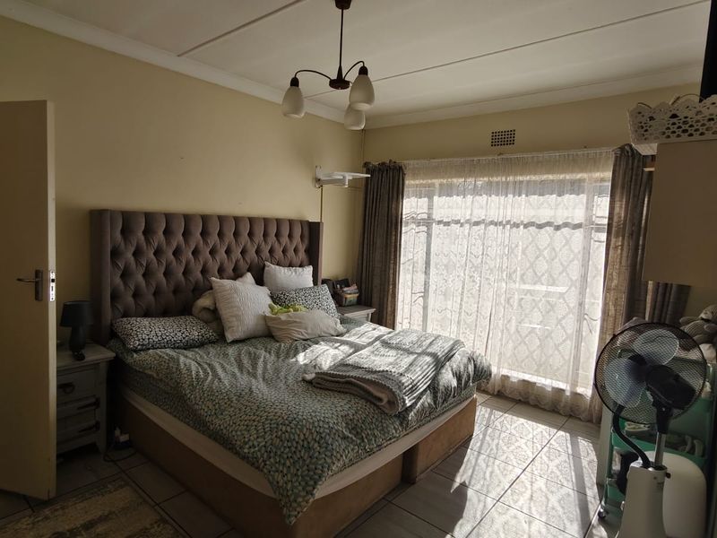 Well maintained Famiy Home - Photo 10