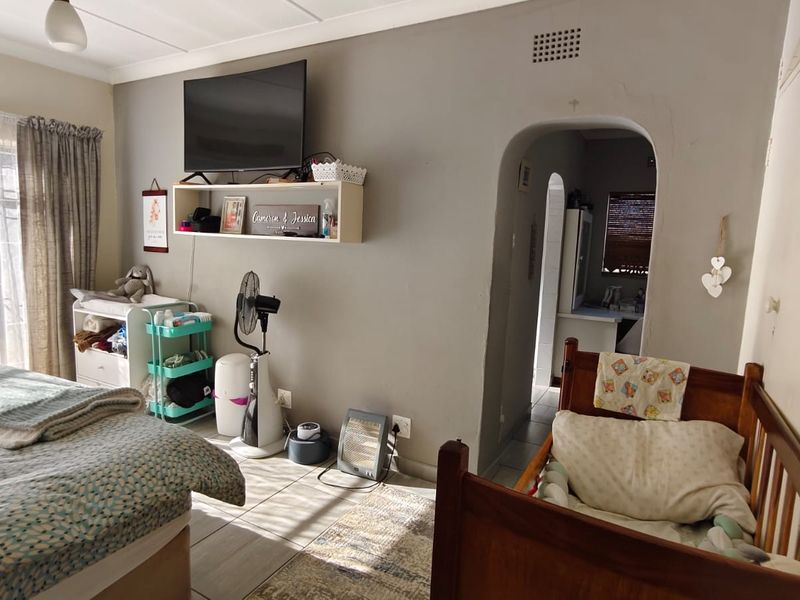 Well maintained Famiy Home - Photo 8