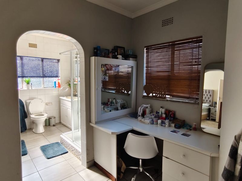 Well maintained Famiy Home - Photo 6