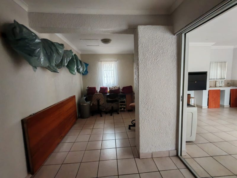 Discover your dream home in Vaalpark's heart - Photo 2