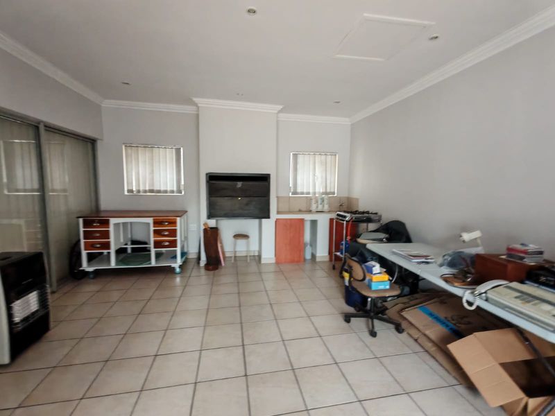 Discover your dream home in Vaalpark's heart - Photo 3