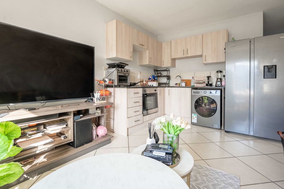 Secure 1-Bedroom Apartment with Pool – Athlone Park - Photo 5