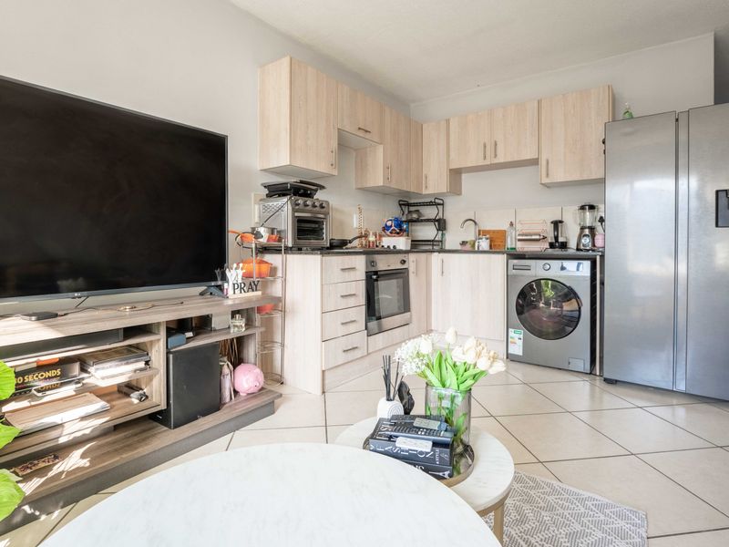 Secure 1-Bedroom Apartment with Pool – Athlone Park - Photo 5