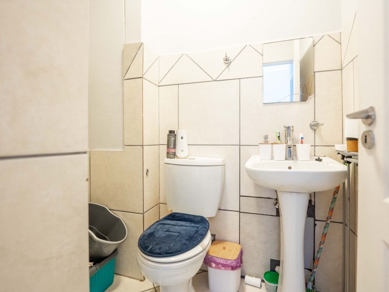 Secure 1-Bedroom Apartment with Pool – Athlone Park - Photo 10