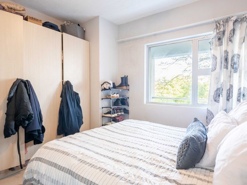 Secure 1-Bedroom Apartment with Pool – Athlone Park - Photo 8