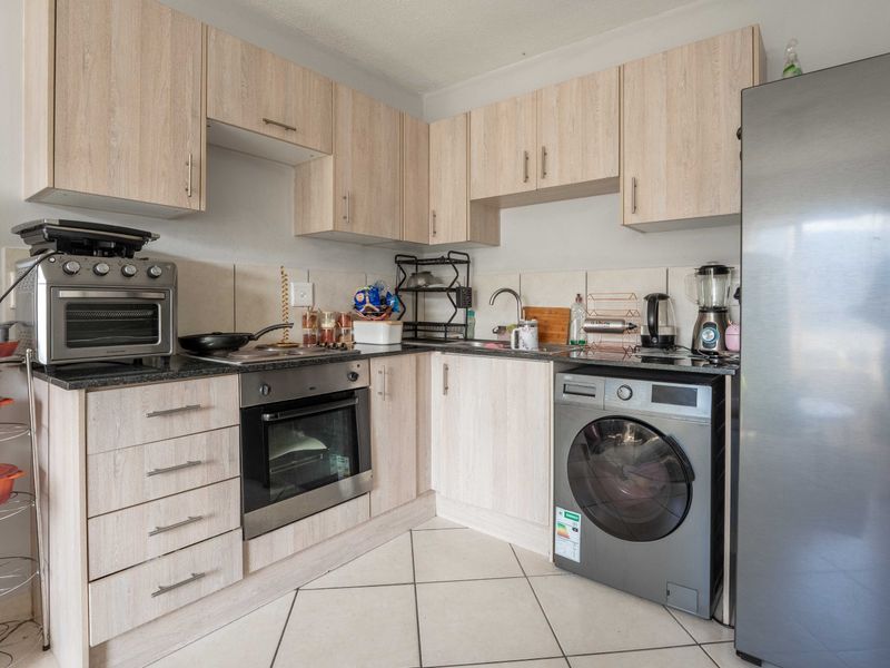 Secure 1-Bedroom Apartment with Pool – Athlone Park - Photo 7