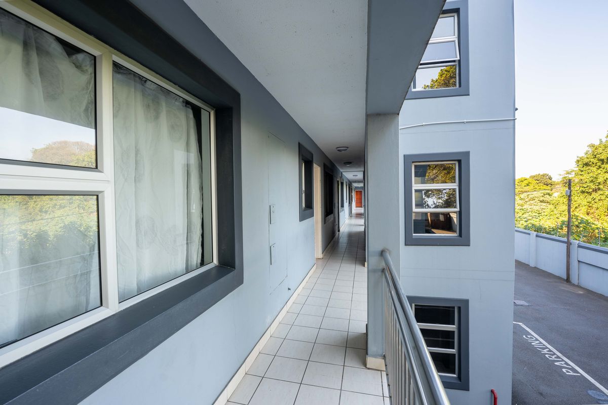 Secure 1-Bedroom Apartment with Pool – Athlone Park - Photo 3