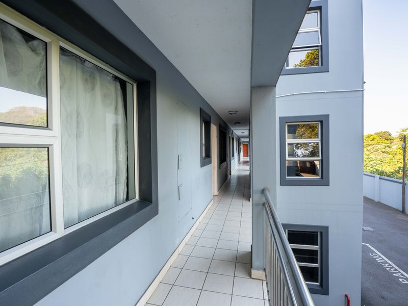 Secure 1-Bedroom Apartment with Pool – Athlone Park - Photo 3